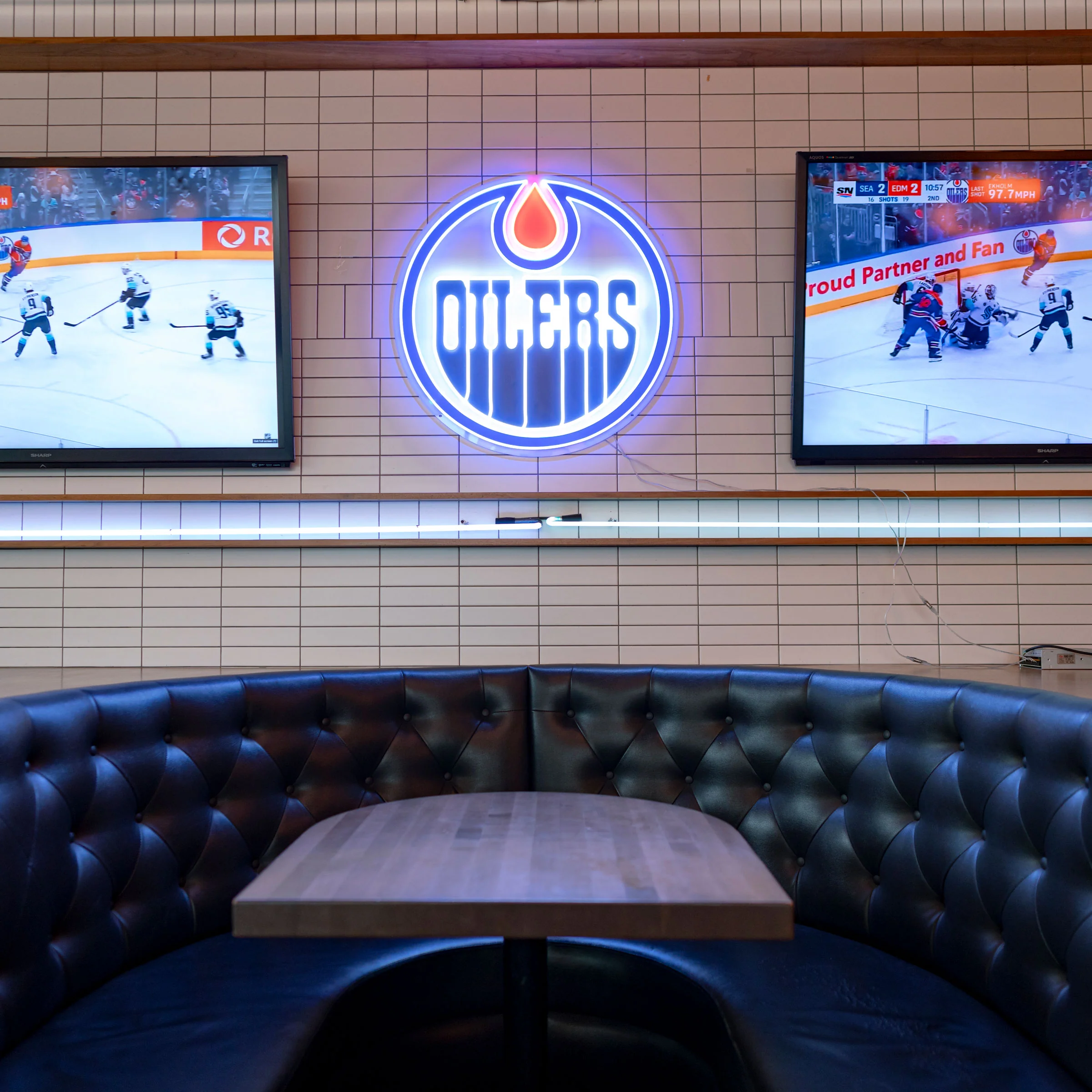 Edmonton Oilers Urban Now Large Logo Neon 32"x 32" Wall Sign - Image 3